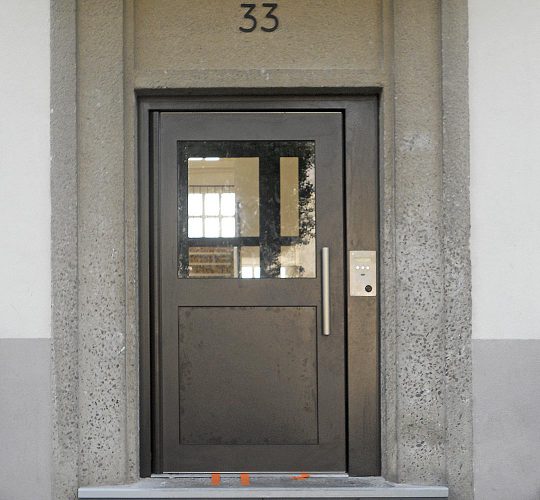 POSE D'UNE PORTE D'ENTRÉE D'IMMEUBLE VUE EXTÉRIEURE