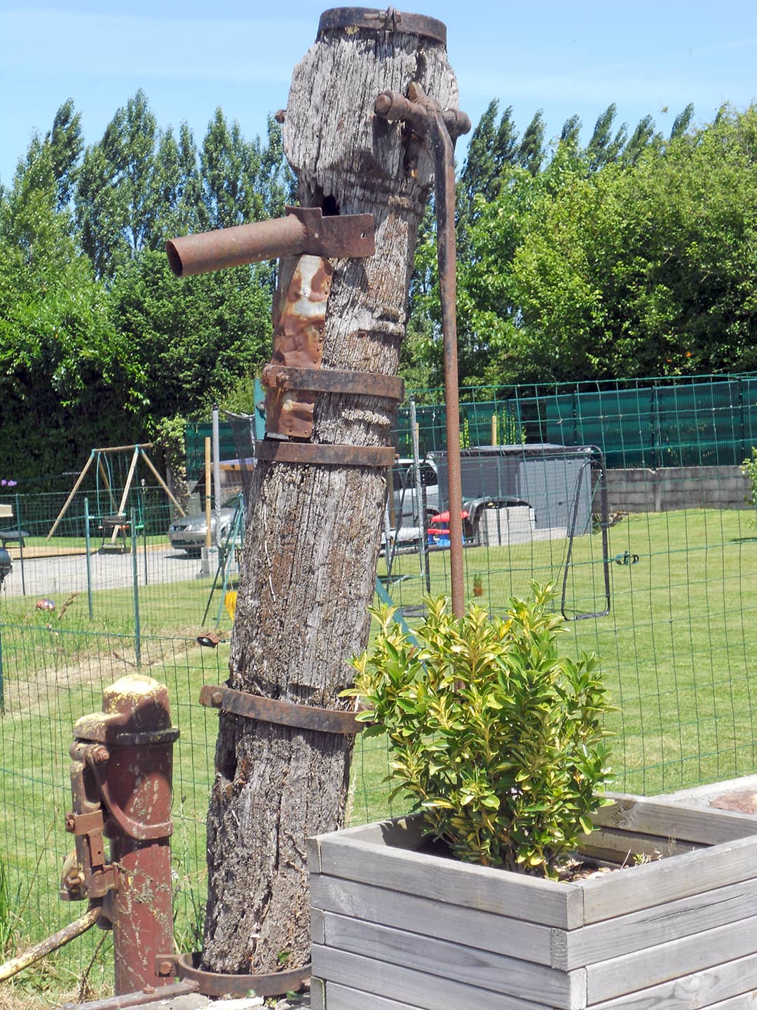 Rénovation d'une pompe en bois (avant)